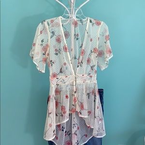 Maurices shear floral “High Low” shell top sz M